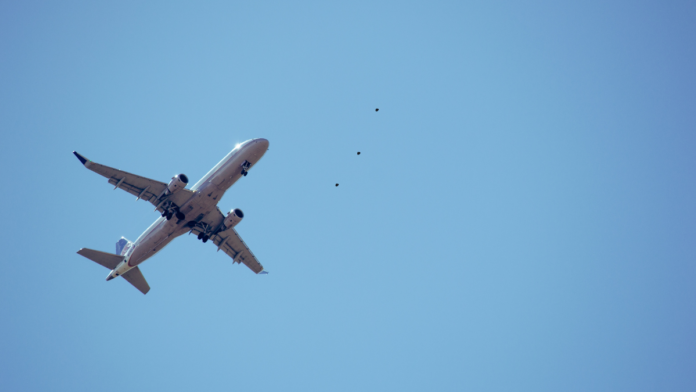 Imagem de uma avião sobrevoando para ilustra o artigo sobre por que aviões não usam paraquedas para evitar acidentes